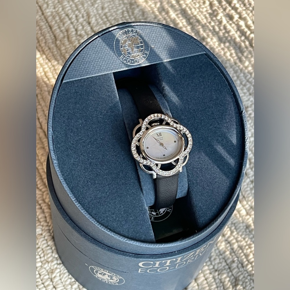 CITIZEN Quartz Eco-Drive Lady’s Watch. Black leather band. EUC. - Picture 3 of 9